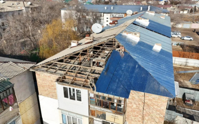 Ветер сдул крыши домов в Конаеве