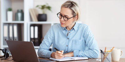 Гурин: Привычка закидывать ногу на ногу может привести к проблемам с сосудами