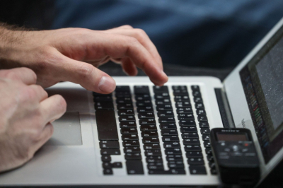 Пользователи рассказали о самых непристойных случаях на работе