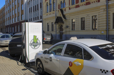 В Орске прохожие отбили таксиста у пьяного пассажира, вооруженного отверткой