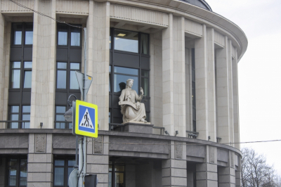 Земельный скандал и &laquo;подарок&raquo; в виде бассейна: во Владивостоке судят экс-чиновницу Соколову