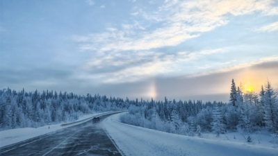 &laquo;Закат трех солнц&raquo; и &laquo;световые леса&raquo;: арктический мороз устроил в небе над РФ оптическое шоу