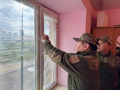 Акция «Безопасное окно»: спасатели МЧС усиливают защиту детей в Астане