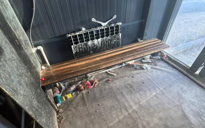 Народный репортер. «Теплая» остановка без отопления, внутри грязь и мусор