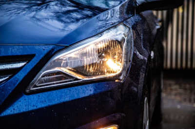 Автоэксперт Балабас: Наледь на дверях и капоте машины может повредить краску и погнуть углы