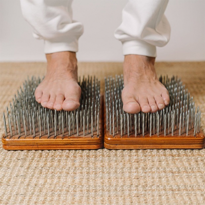 Зачем люди стоят на гвоздях