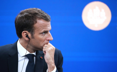 BFM: Макрон шокировал Мелони поцелуем и крепкими объятиями