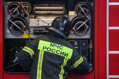 Ветер мешает спасателям тушить пожар на северо-востоке Москвы