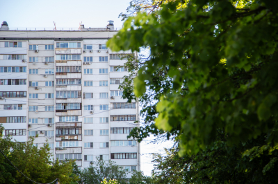 Россиян предупредили о штрафах за сушилки и другие конструкции на фасаде