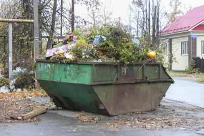 Не убирают неделями: жители Маклино под Малоярославцем в ужасе от мусора