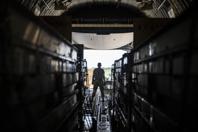 Хегсет: США ведут переговоры с Ираном при помощи бомб