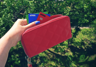 Свыше половины россиян платят за продукты только по безналичному расчету