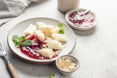 Пачка творога, яйцо и горстка муки &mdash; смешиваю и получаются ленивые вареники: до безумия просто