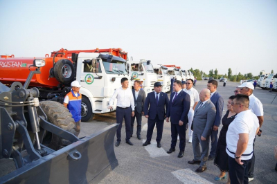 В Туркестане рабочим коммунальной сферы передали новую спецтехнику