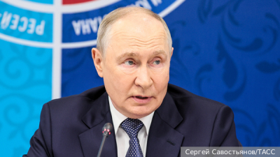 Путин пообщался с главкомом ВМФ в Главном Адмиралтействе