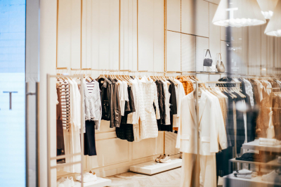 Vogue: юбки с перьями и в клетку в стиле 90-х вернутся в моду весной 2026 года