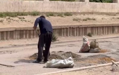 В Актау мужчина заделал яму на дороге у дома женщины с инвалидностью