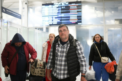 Адвокат ответил, как избежать увольнения застрявшим за границей