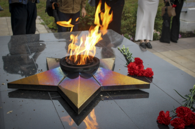 &laquo;Вечный огонь не затух&raquo;: в Тихвине дети забросали листьями Вечный огонь